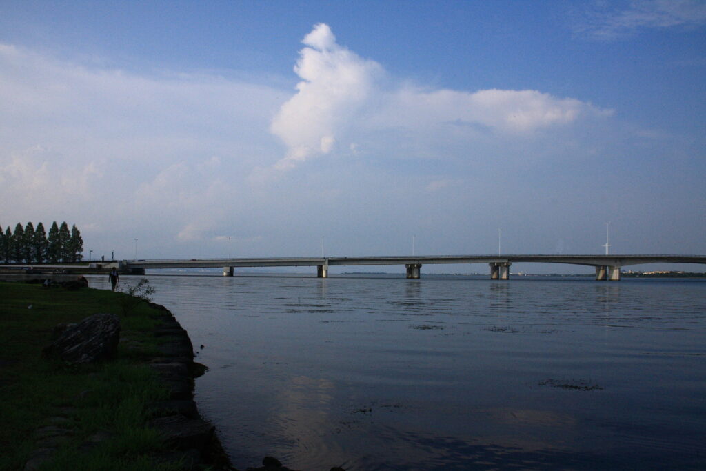 琵琶湖に浮かぶ4つの島々と琵琶湖に架かる2つの橋　近江大橋