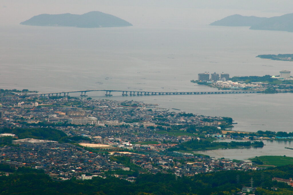 琵琶湖に浮かぶ4つの島々と琵琶湖に架かる2つの橋　琵琶湖大橋
