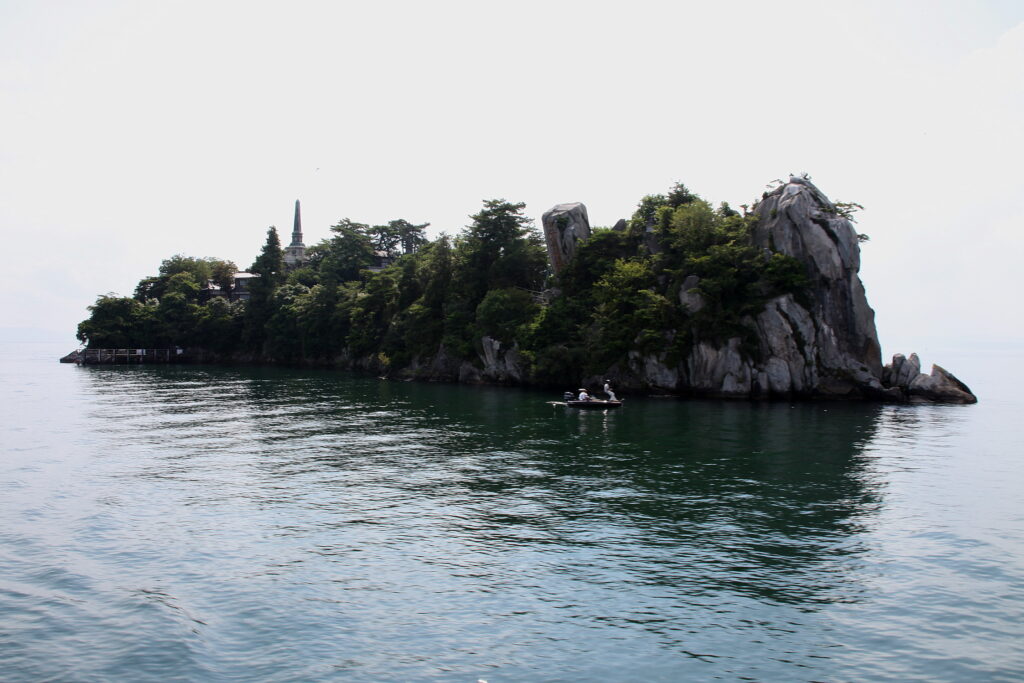 琵琶湖に浮かぶ4つの島々と琵琶湖に架かる2つの橋　多景島