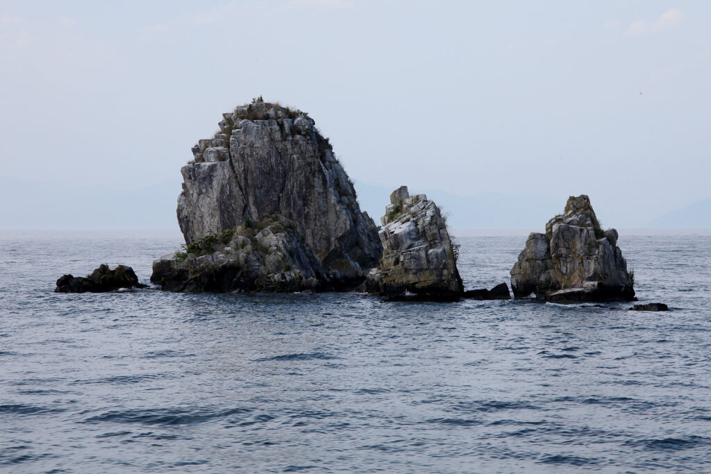 琵琶湖に浮かぶ4つの島々と琵琶湖に架かる2つの橋　沖の白石