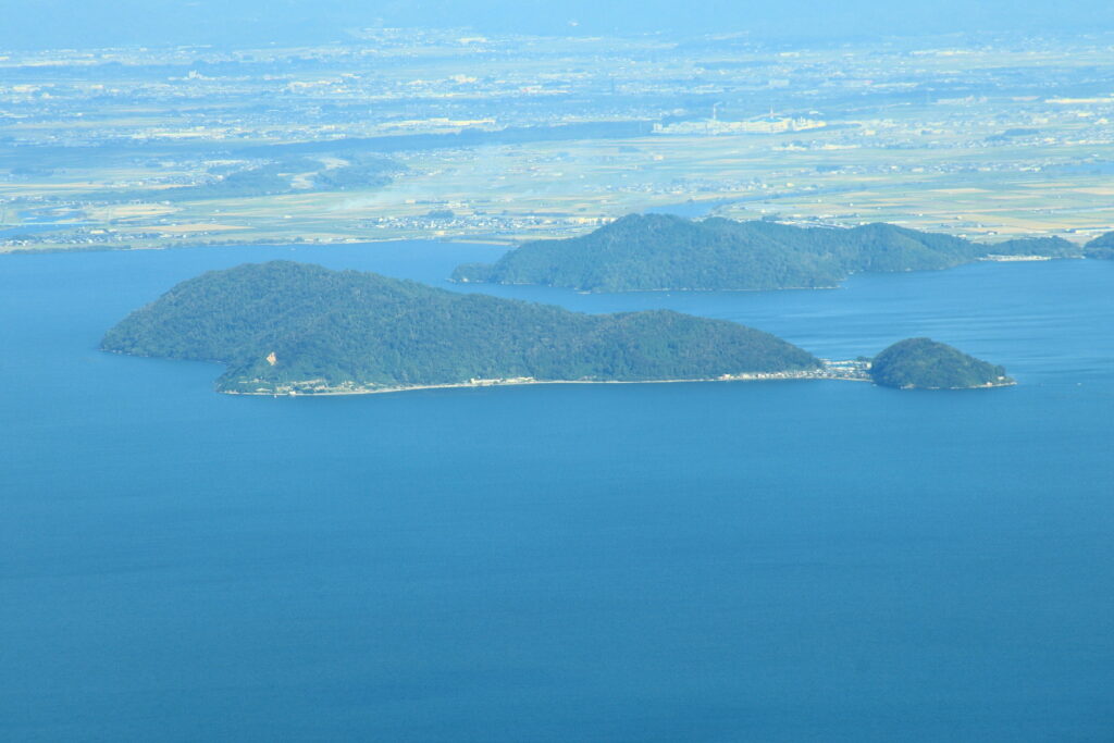 琵琶湖に浮かぶ4つの島々と琵琶湖に架かる2つの橋　沖島