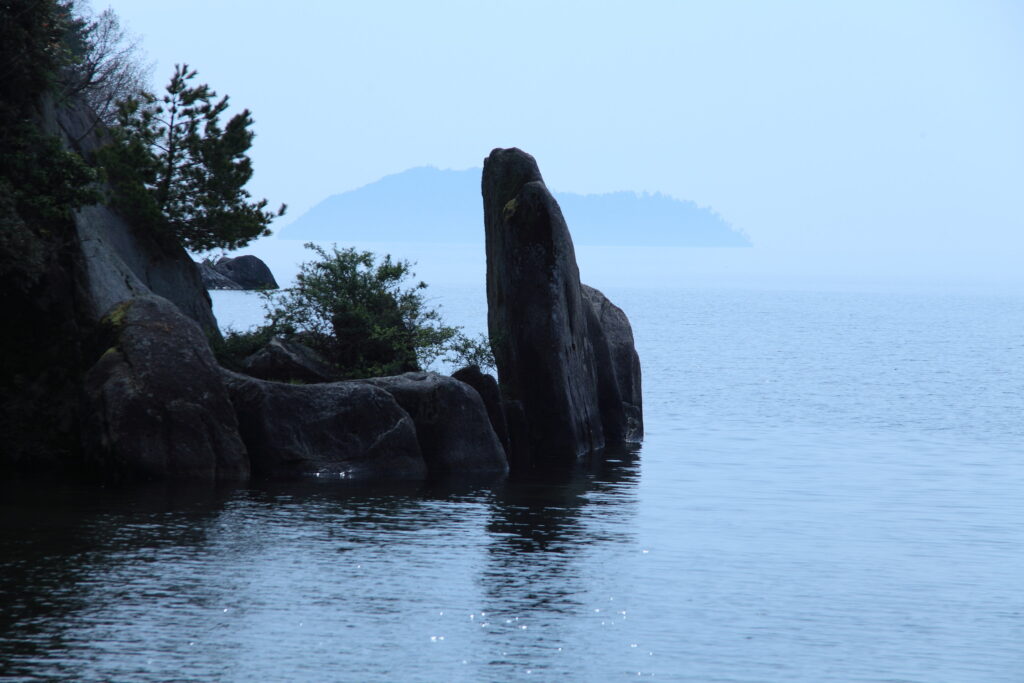 琵琶湖の美しい景色を求めて――琵琶湖八景の旅　一景　暁霧　海津大崎の岩礁